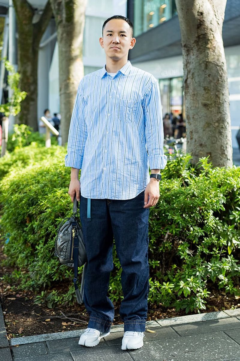 一見シンプルスタイルなパンツの裾から覗く、スニーカーの主張 渡部慎也