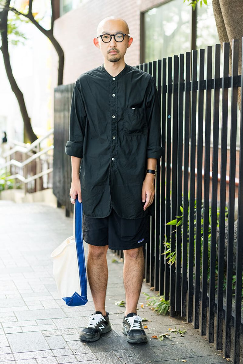 オールブラックの緊張を、オーシャンカラーのバッグで緩和 清水威斗