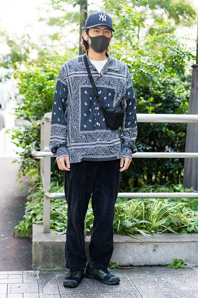 黒とネイビー。落ち着いたトーンなら総柄ペイズリーもいい具合 寺田慶記