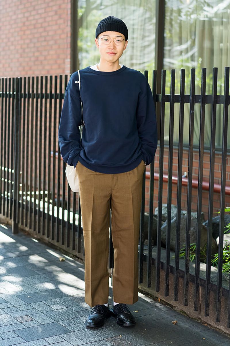 スウェットの品の良さを引き立てる、パンツのセンタークリースと革靴 古山航大
