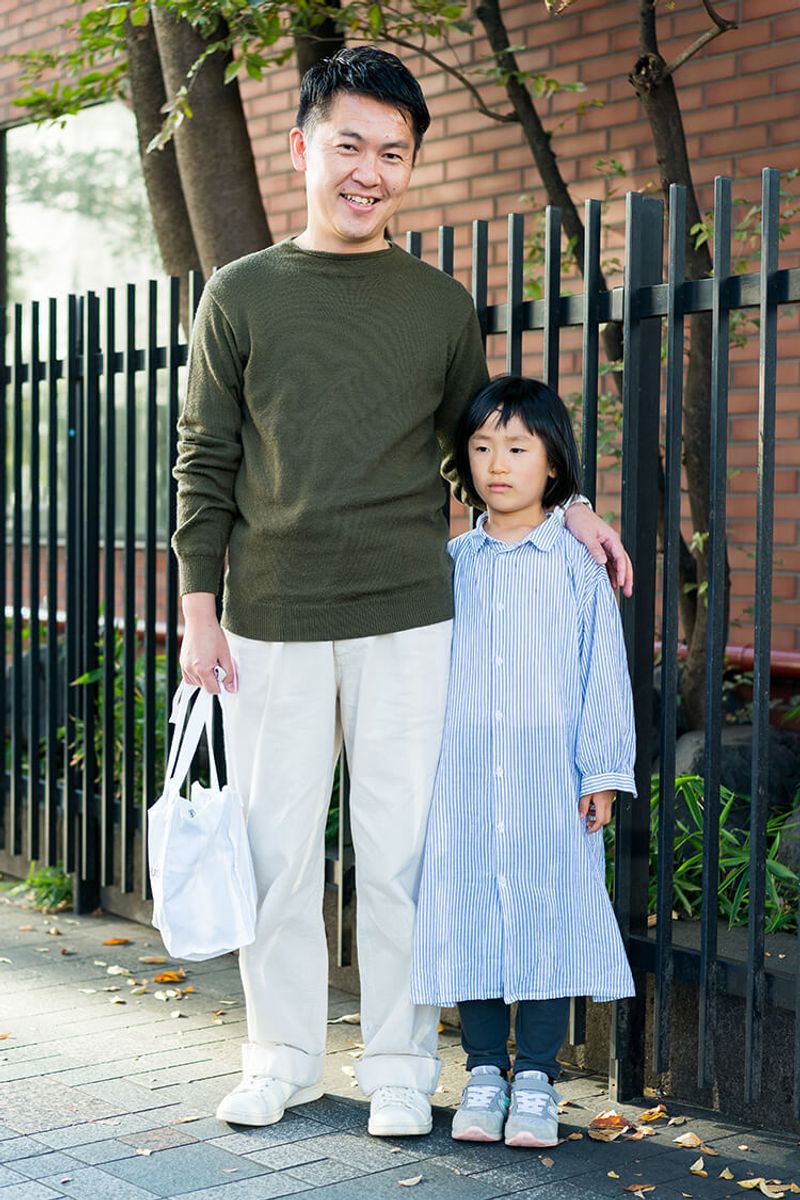 白パンツ＋スニーカーに上品な濃色トップス。このフォーマットは使えるね 番場康介