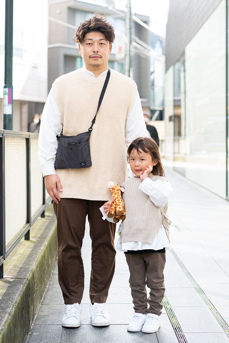 ニットベストで父は優しく、娘は可愛く。親子でしっかり相似形 西山 雄