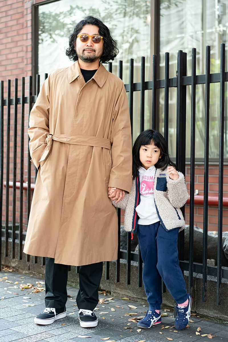 キチッと纏ったコートに、ヴァンズとサングラスがいいハズし 鳥居敬生