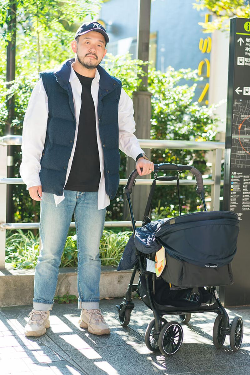 レイヤードしたトップスと、目を引くハイテクスニーカーは、ベビーカー外出の機能服でもある 北田裕士