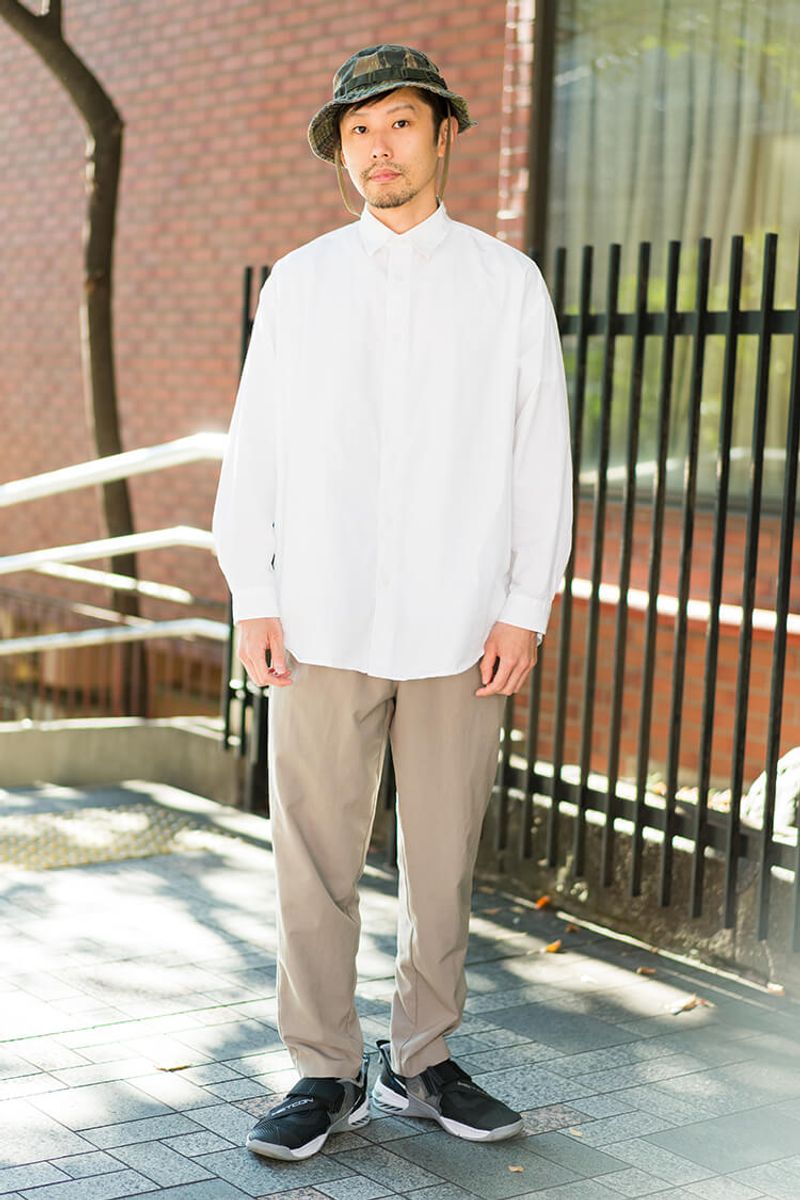 白シャツ×ベージュパンツをお利口さんで済ませない。カモ柄ハットに見るファッション愛 7777