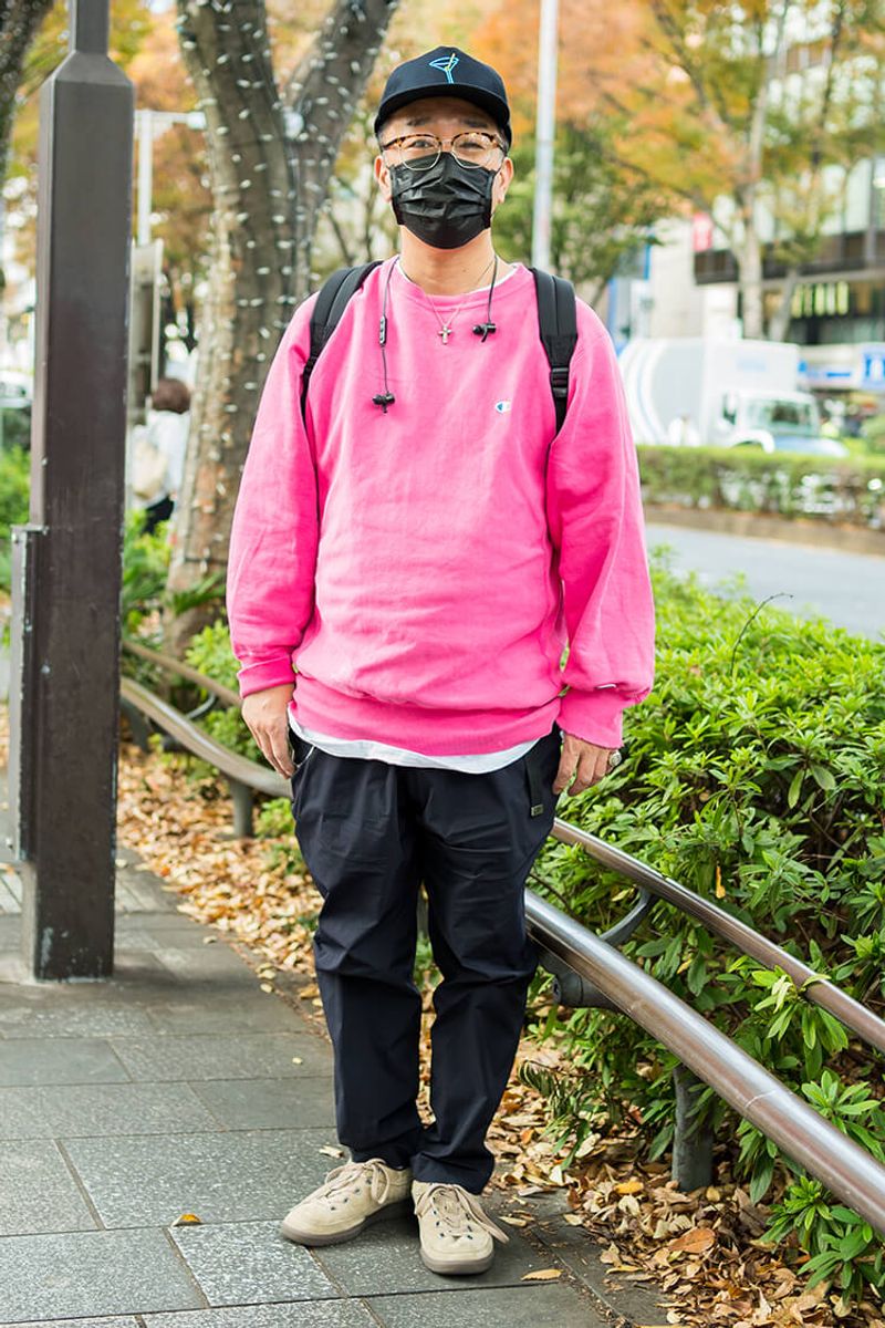 超王道スウェットで、あえてのピンクを選ぶ。その遊び心が若々しさの秘訣なのだ TETSU