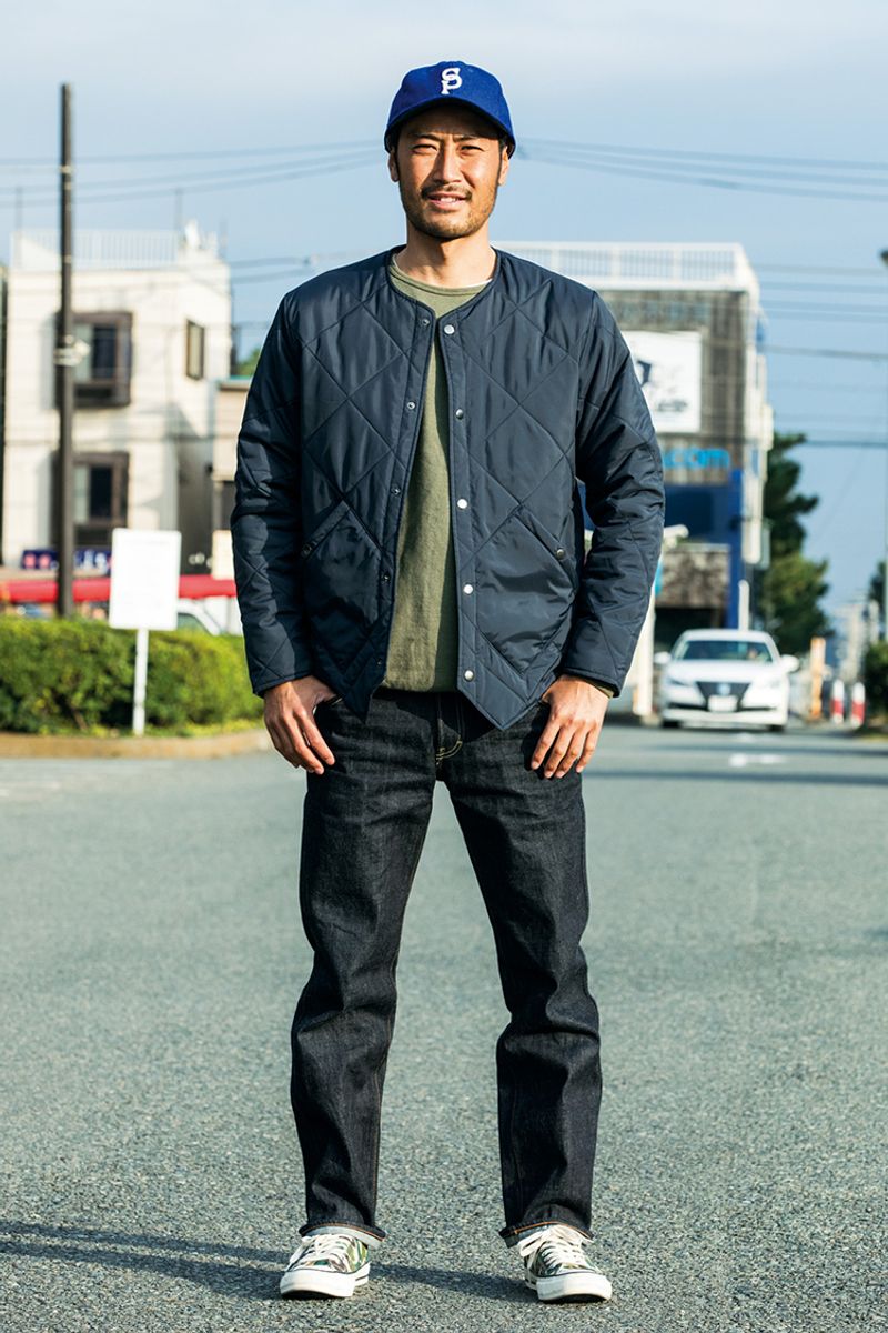上下ネイビーコーデを”おりこう”に見せない”挿しカーキ” バイカーが手掛けるワークブランドのデニムに、サーファーがデザインするノーカラーの中綿入りキルティングジャケットをマッチアップ。こんな上下ネイビーにも、インナーにカーキを挟んで男らしく。本誌モデルのケン