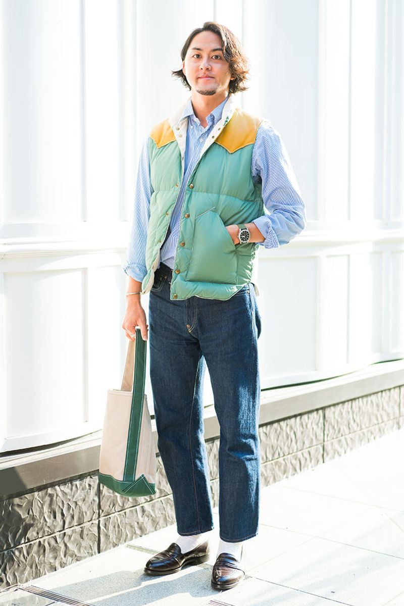 デニムシャツインにレトロな淡色ベストがいい感じ。大人の余裕と遊びを感じるね 三澤一輝