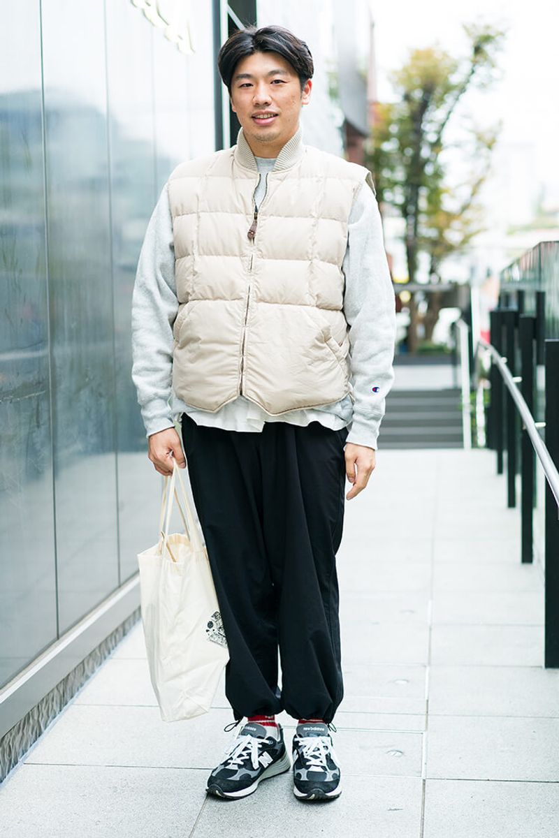 珍しい白のダウンベストは、お決まりのグレースウェットと相性抜群 堀田雄大
