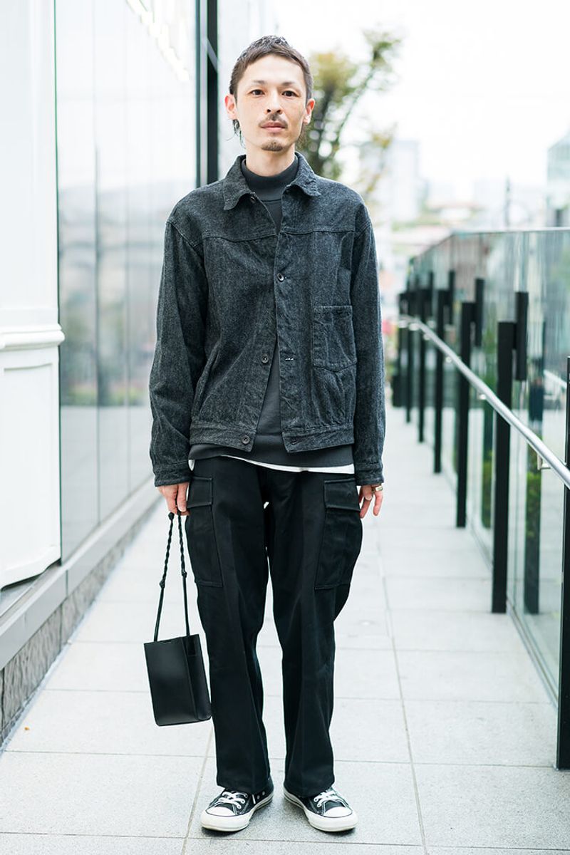 定番カジュアルも、キュッと印象引き締めるオールブラックの効能 オオモリ カン