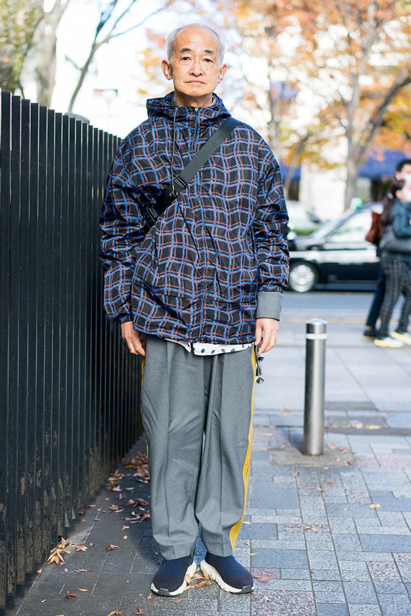 チェックのシェルパーカにスラックス。遊び心を忘れない大人の柄使い 近江譲