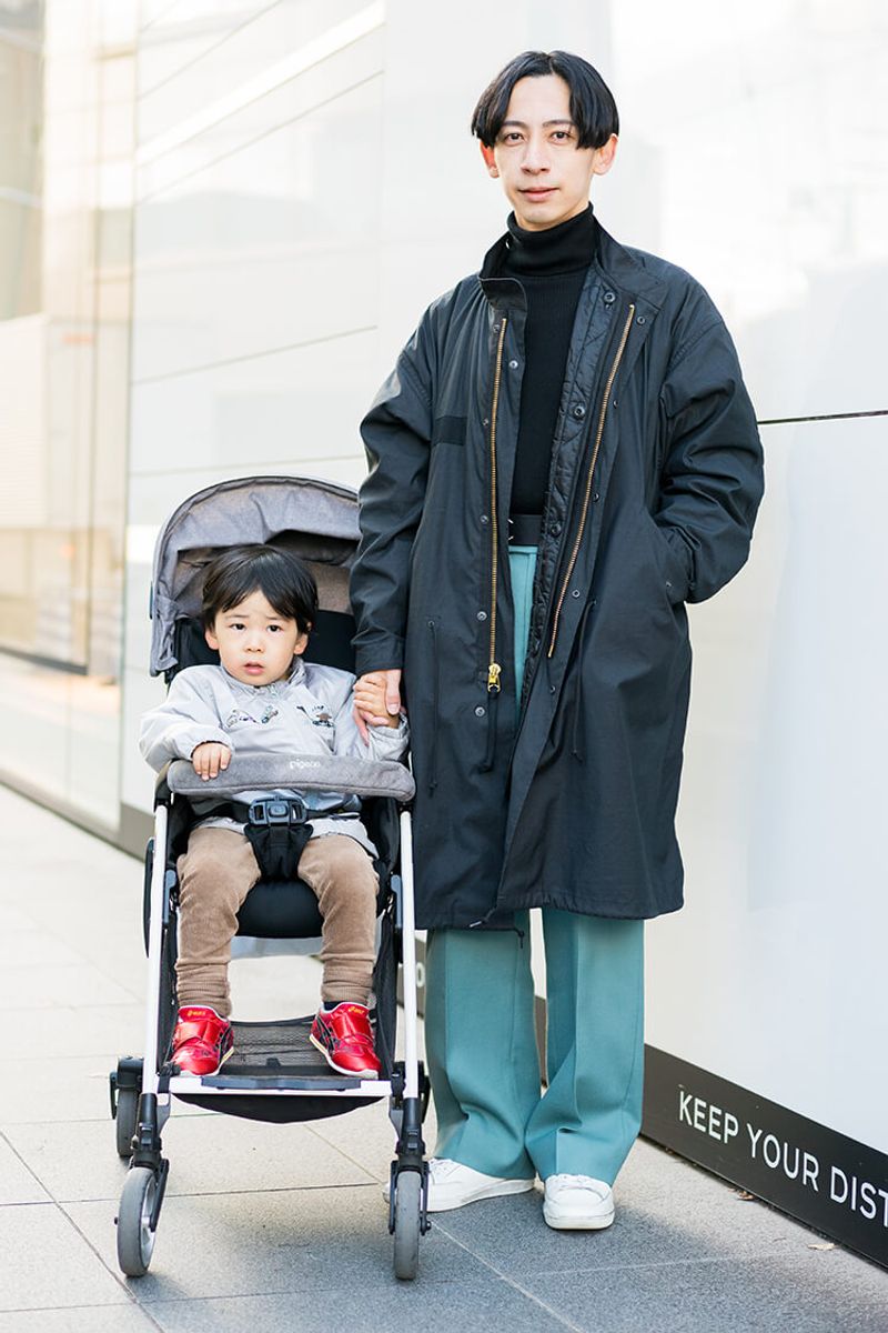 主役のパンツが、初冬のブラックコートを爽やかに印象づける 金山健太郎