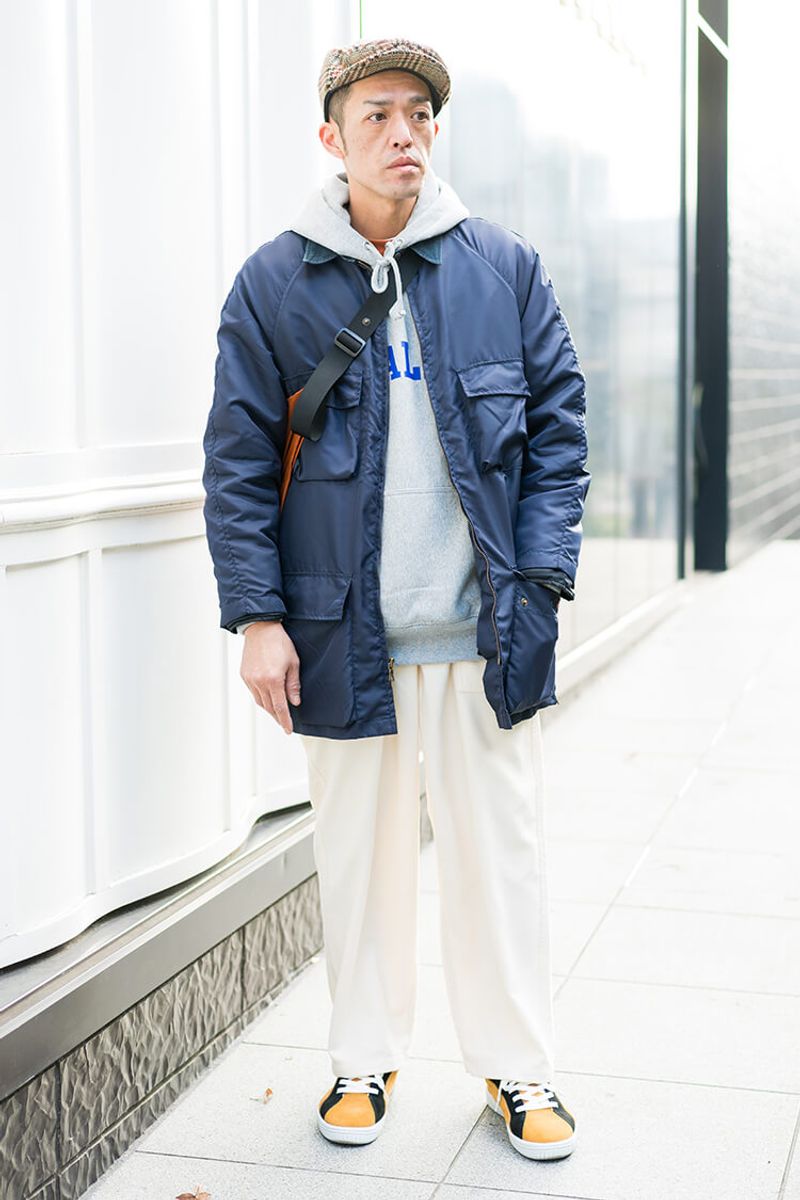 パーカ×ジャケットのカジュアルコーデを、ホワイトパンツが大人味に 若木裕一