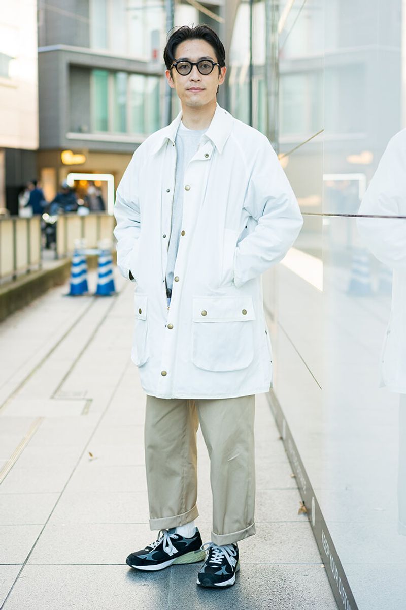 白いジャケットをぼやけさせない、足元の黒の引き締め効果 水 周大