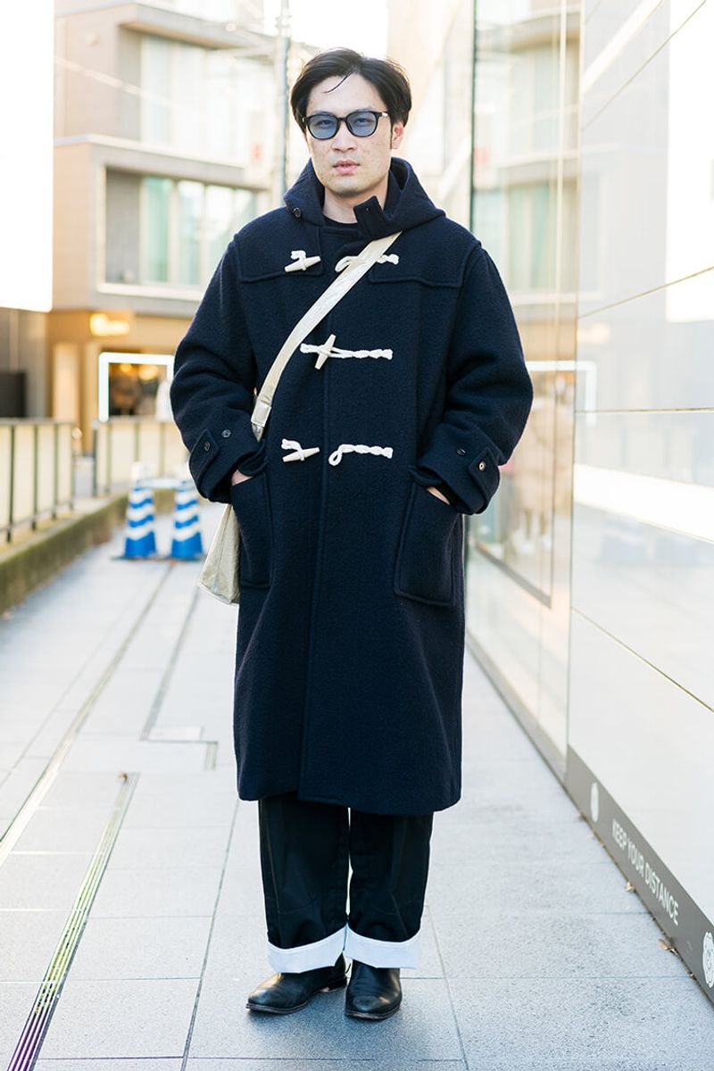 サングラスと革靴で、ぼっちゃんぽくないダッフルコーデに 矢崎海