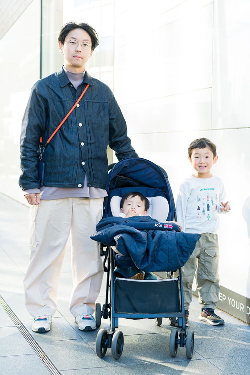 デニムジャケット×白パンが、パープルの差し色で表情豊かに！ 荻原広志