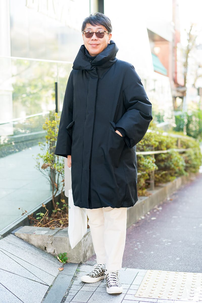 存在感ある黒のボリュームコートを、白パンツで爽やかに 髙橋貢