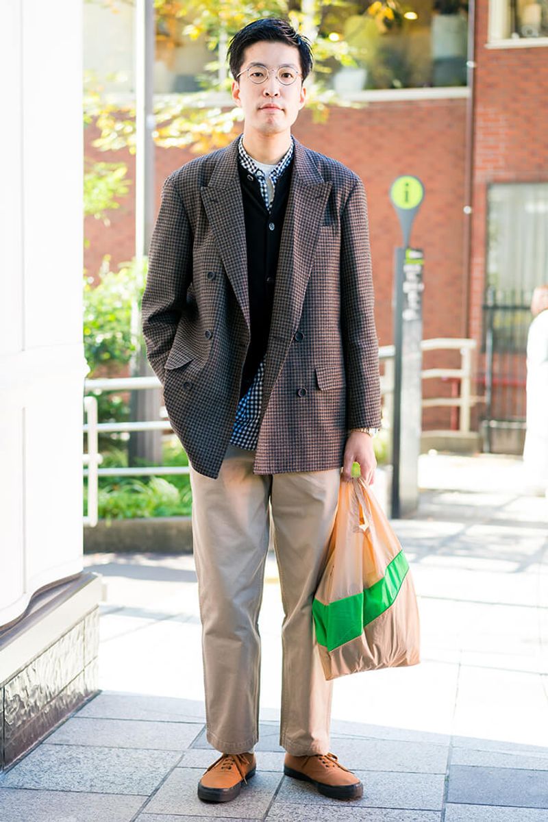 渋いジャケットにポップなバッグの、素敵なアンマッチ 前田明賢