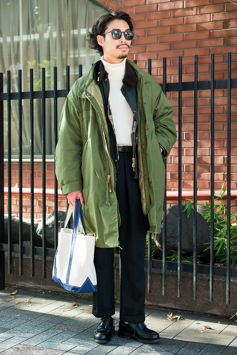 大人っぽいミリタリーコーデは、スラックスや革靴と 佐藤広基