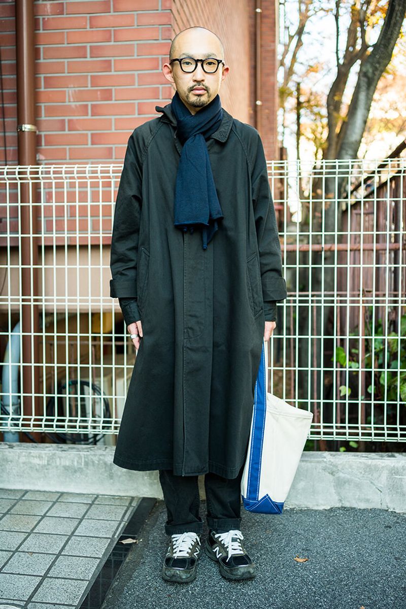 シックなオールブラックにカジュアルなトートで抜け感を 清水威斗