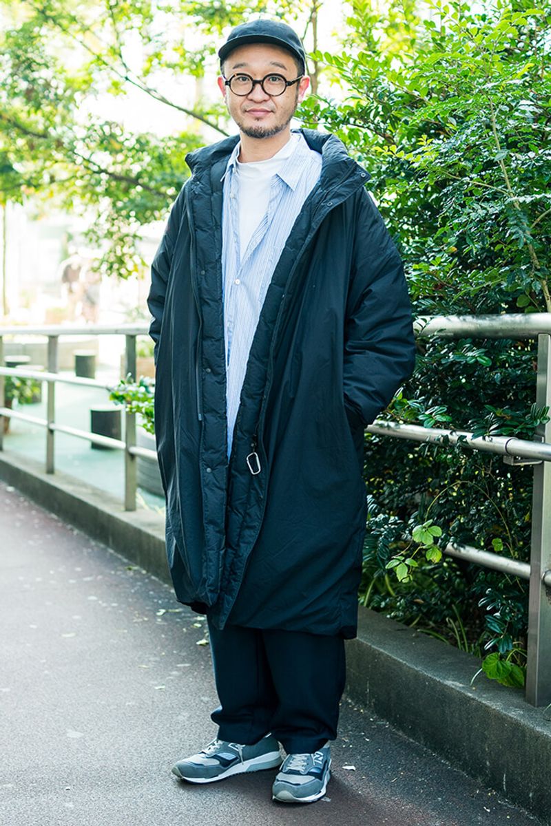 ダークカラーの重量級コートの中に、サックスブルーで爽やかさを 萢中 聡