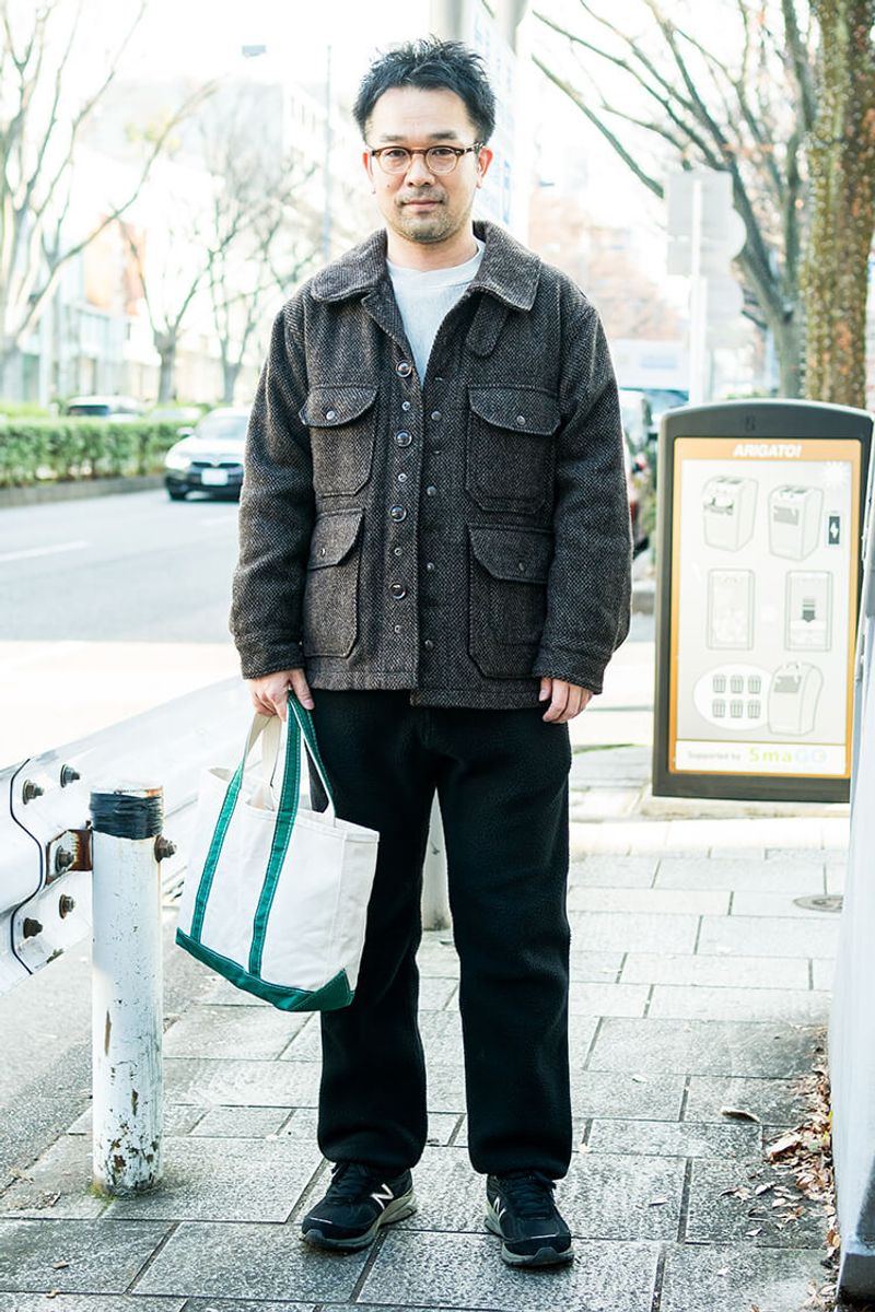 味あるジャケットにブラックパンツ。そこにエル・エル・ビーンでポップさを 佐々木和弘