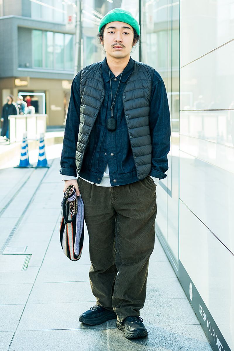 ニット帽とバッグでアクセントをつける、冬のカジュアルコーデ 岡田翔真