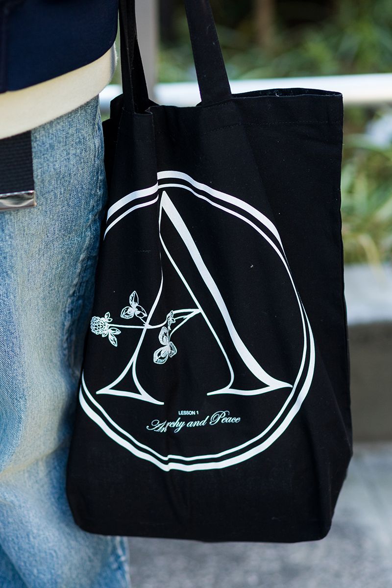 同系色のパーカ、ハット、ネックウォーマーで、暖かさと統一感を両得 堀越吉行 4枚目の写真