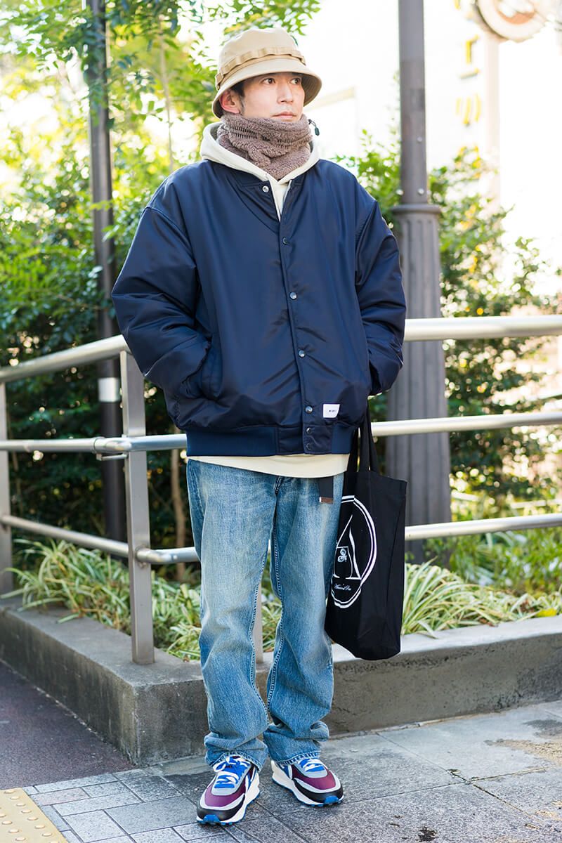 同系色のパーカ、ハット、ネックウォーマーで、暖かさと統一感を両得 堀越吉行