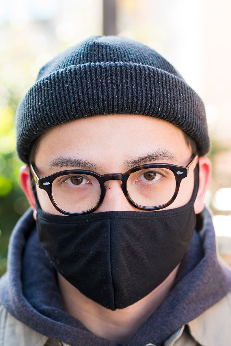クセのないコーディネイトに、ニット帽＋メガネが加える雰囲気と大人っぽさ 周 棟棟 2枚目の写真