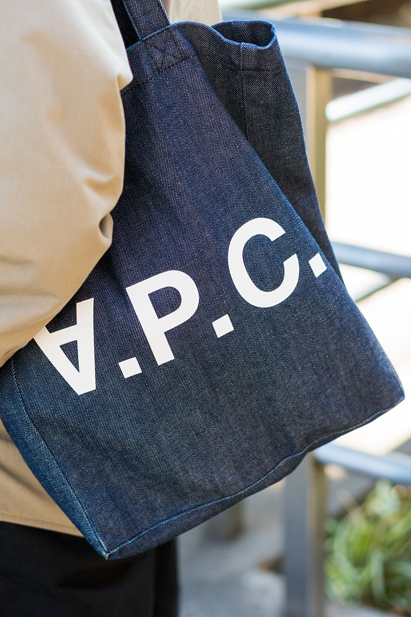 クセのないコーディネイトに、ニット帽＋メガネが加える雰囲気と大人っぽさ 周 棟棟 3枚目の写真