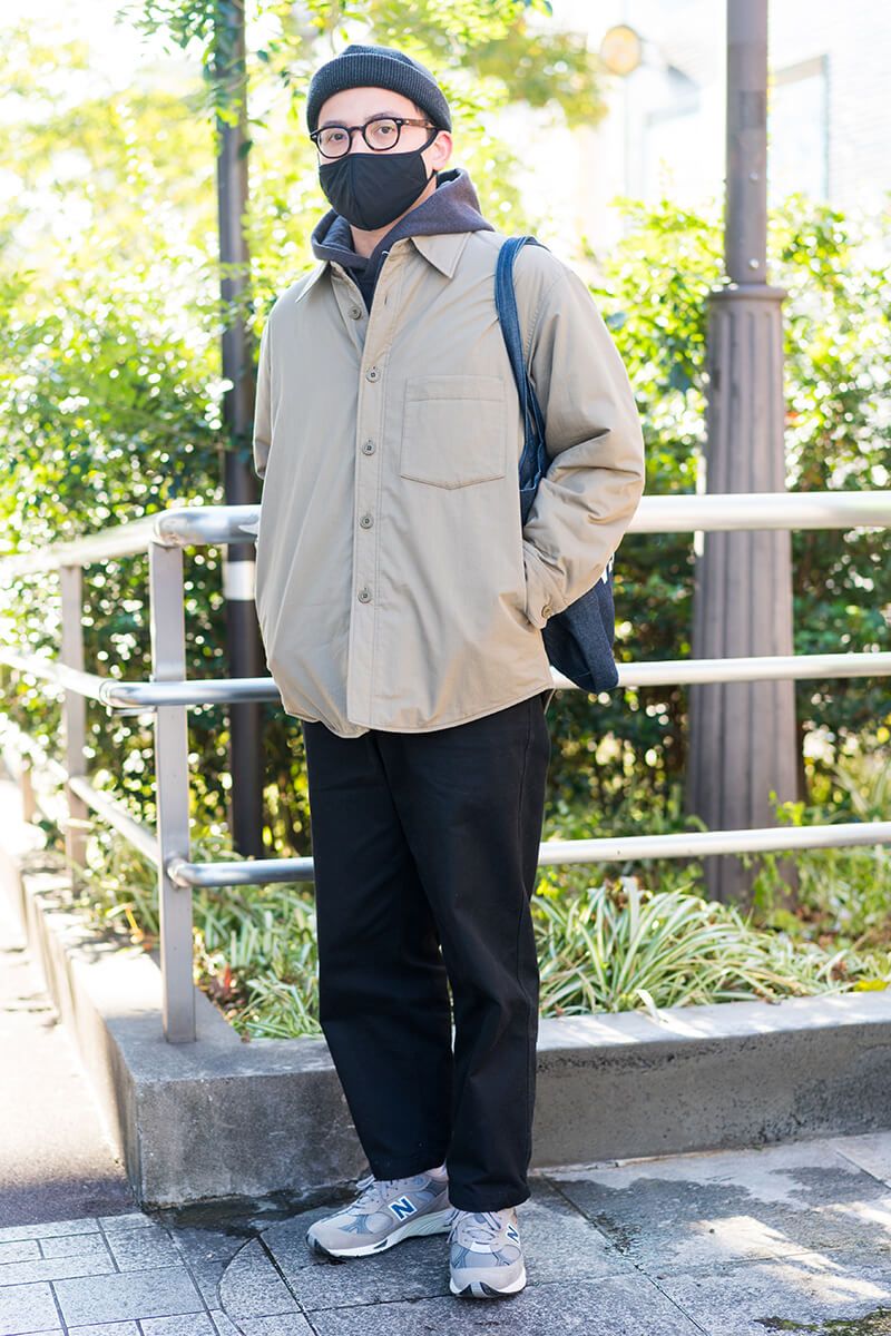 クセのないコーディネイトに、ニット帽＋メガネが加える雰囲気と大人っぽさ 周 棟棟