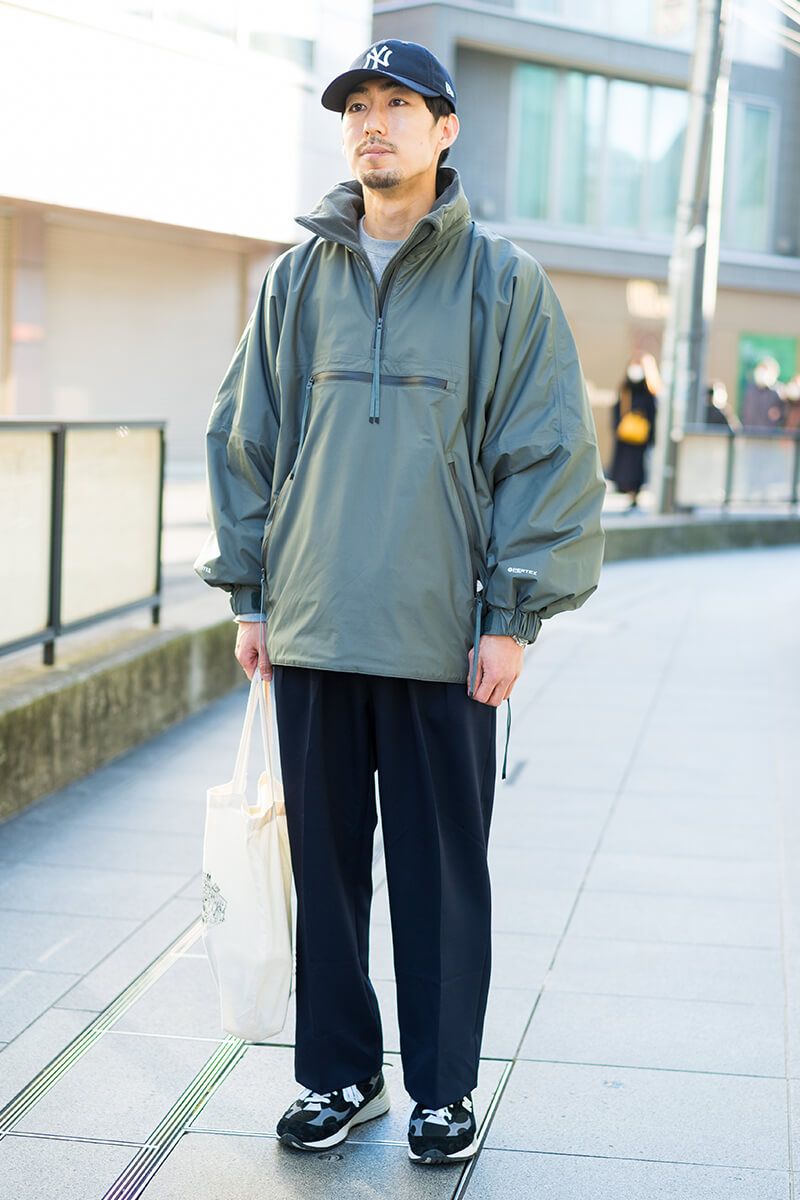 極太アームとテーパードパンツのバランスが、コーデの腕の見せ所 永井伶