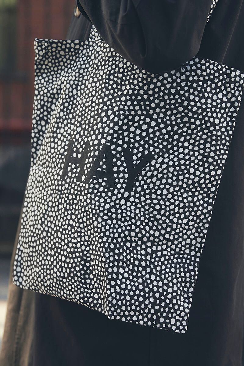 モノトーンには、小物の柄で表情をつけて 北川 諒 2枚目の写真