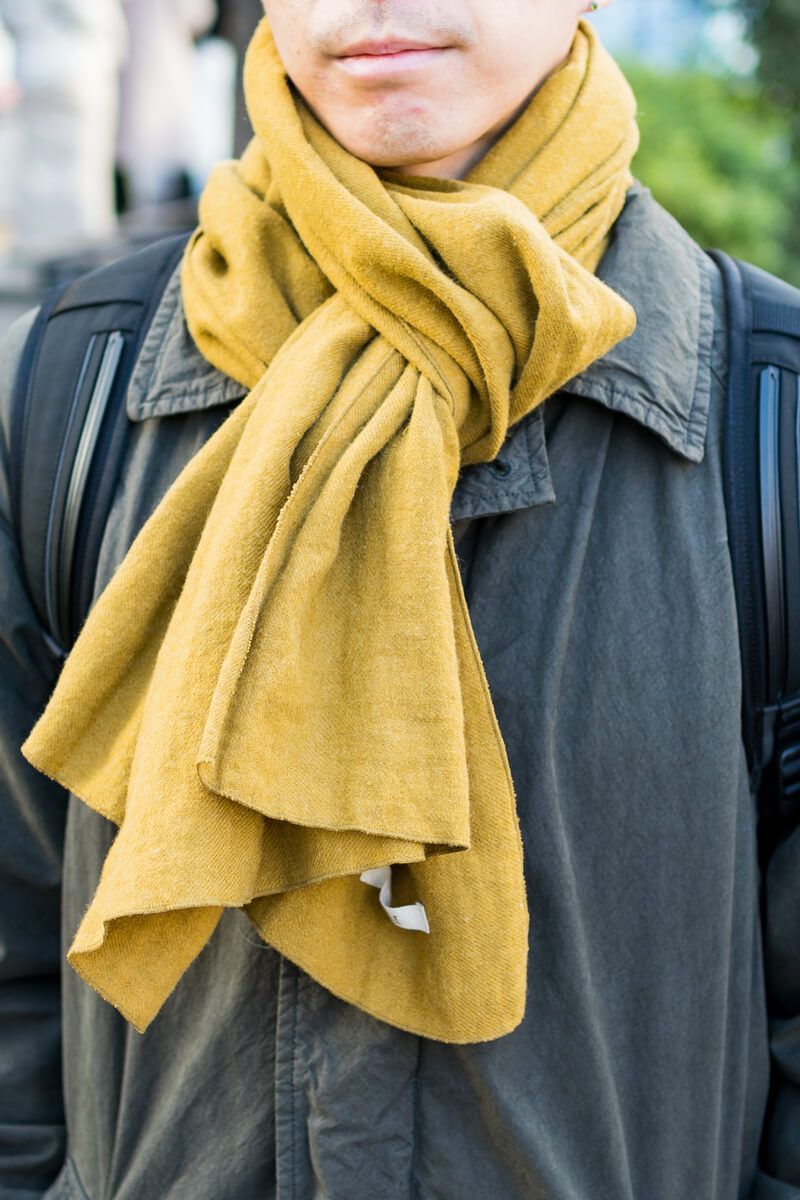 首元のマスタードイエローで、ダークトーンにピリッと味わいプラス 中弥智博 2枚目の写真