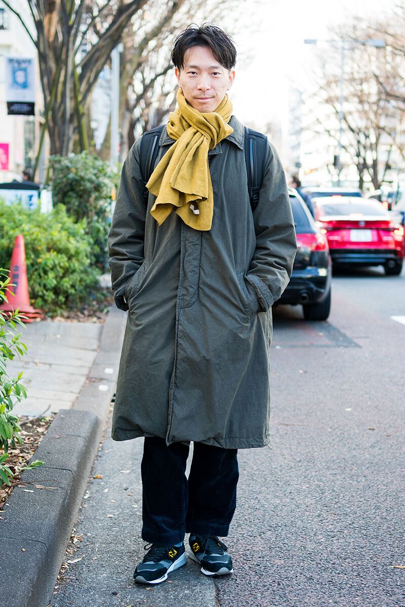 首元のマスタードイエローで、ダークトーンにピリッと味わいプラス 中弥智博