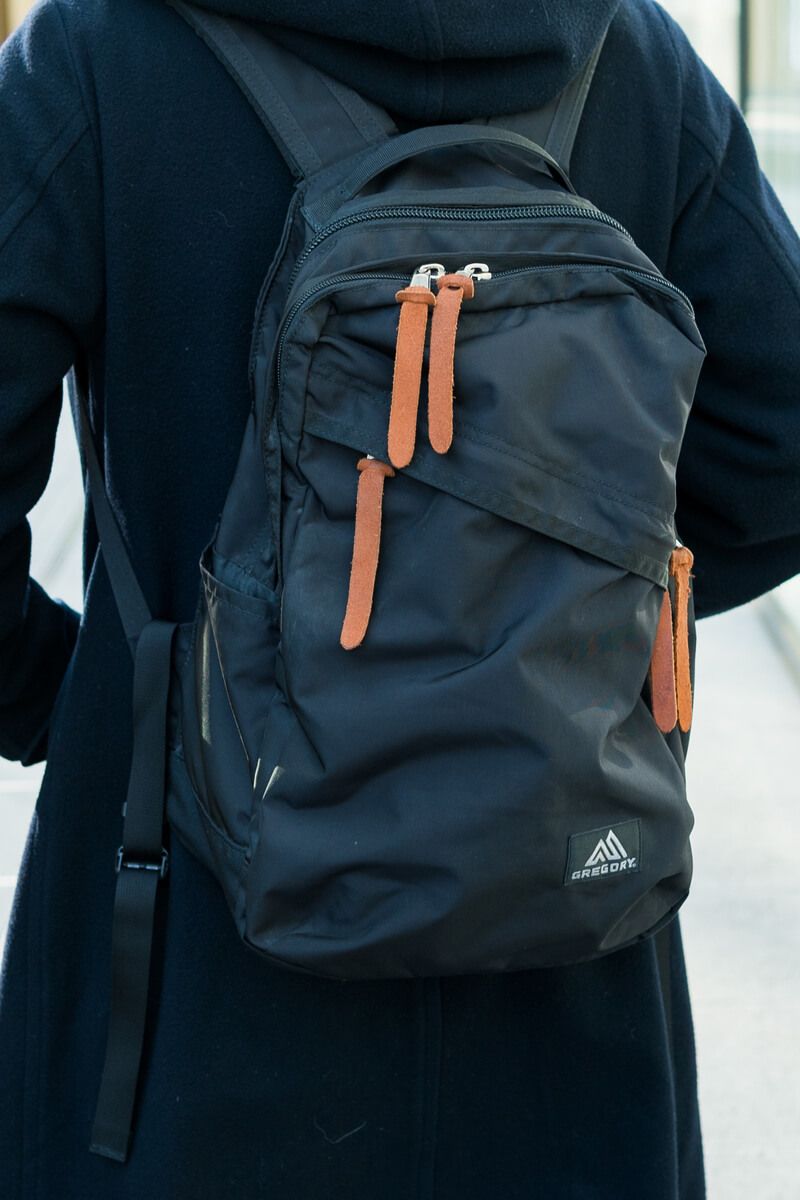 綺麗なAラインの頂点に差し色の赤が利いた、ナイスな冬の大人カジュアル 中神康雄 4枚目の写真