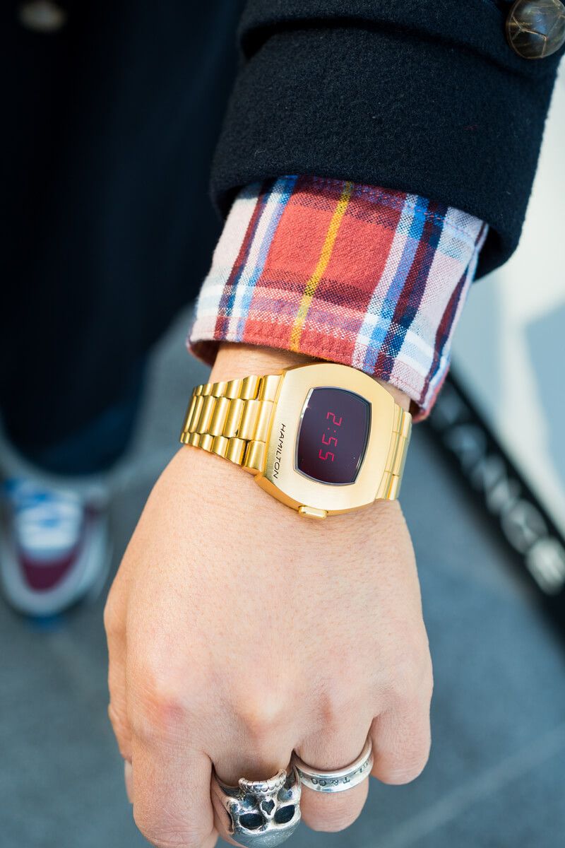 綺麗なAラインの頂点に差し色の赤が利いた、ナイスな冬の大人カジュアル 中神康雄 5枚目の写真