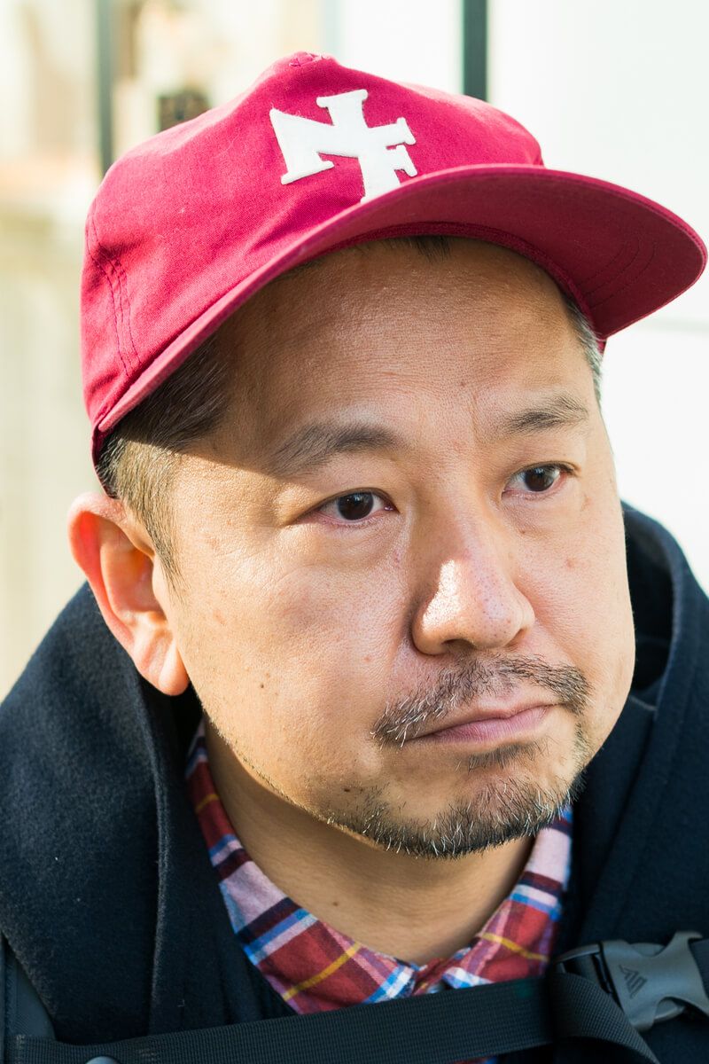 綺麗なAラインの頂点に差し色の赤が利いた、ナイスな冬の大人カジュアル 中神康雄 2枚目の写真