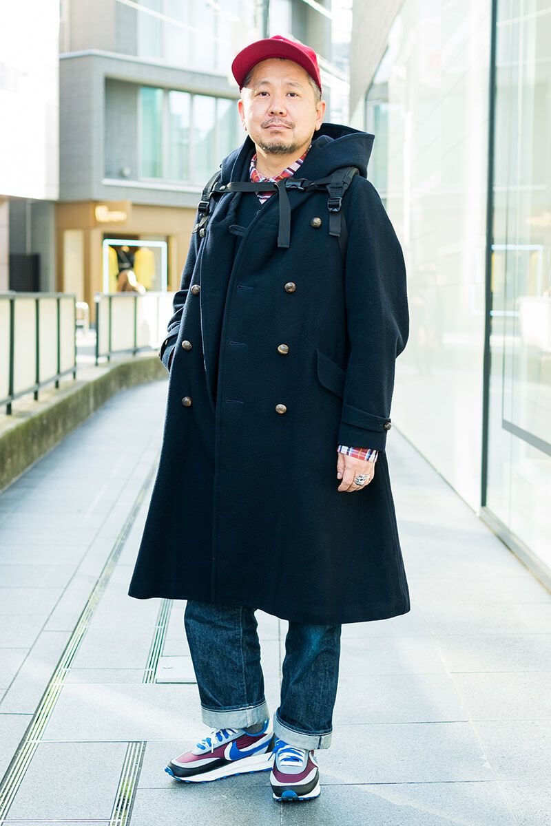 綺麗なAラインの頂点に差し色の赤が利いた、ナイスな冬の大人カジュアル 中神康雄