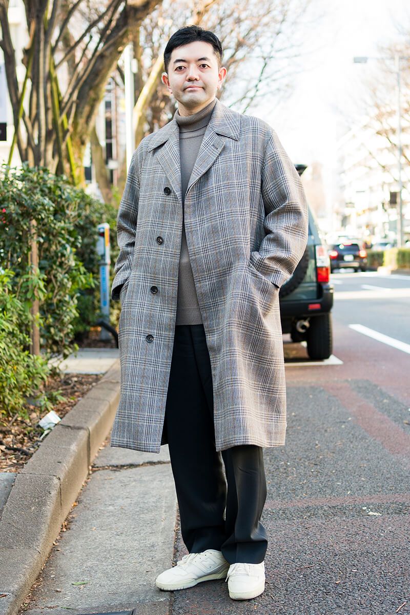 チェックコート主体のスタイリングに、同系色ニットでスマートさUP 池田雄一郎