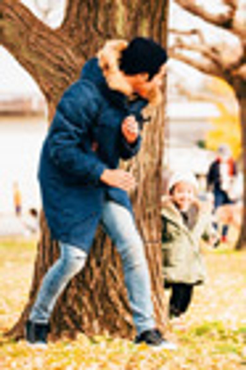 動けるスキニーデニムを、お気に入りのデニムアウターに 今日は娘と全力で遊ぶ！ って、そんなスキニーデニムで走れるの？ 「もちろん！ ストレッチ性抜群ですから」と本誌モデル肥野