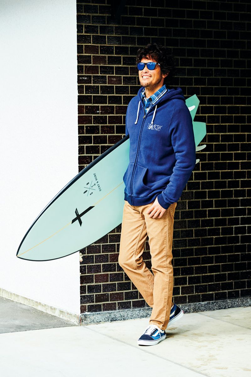 ジップアップでサラッと羽織れるパーカは、やっぱり使いやすい 