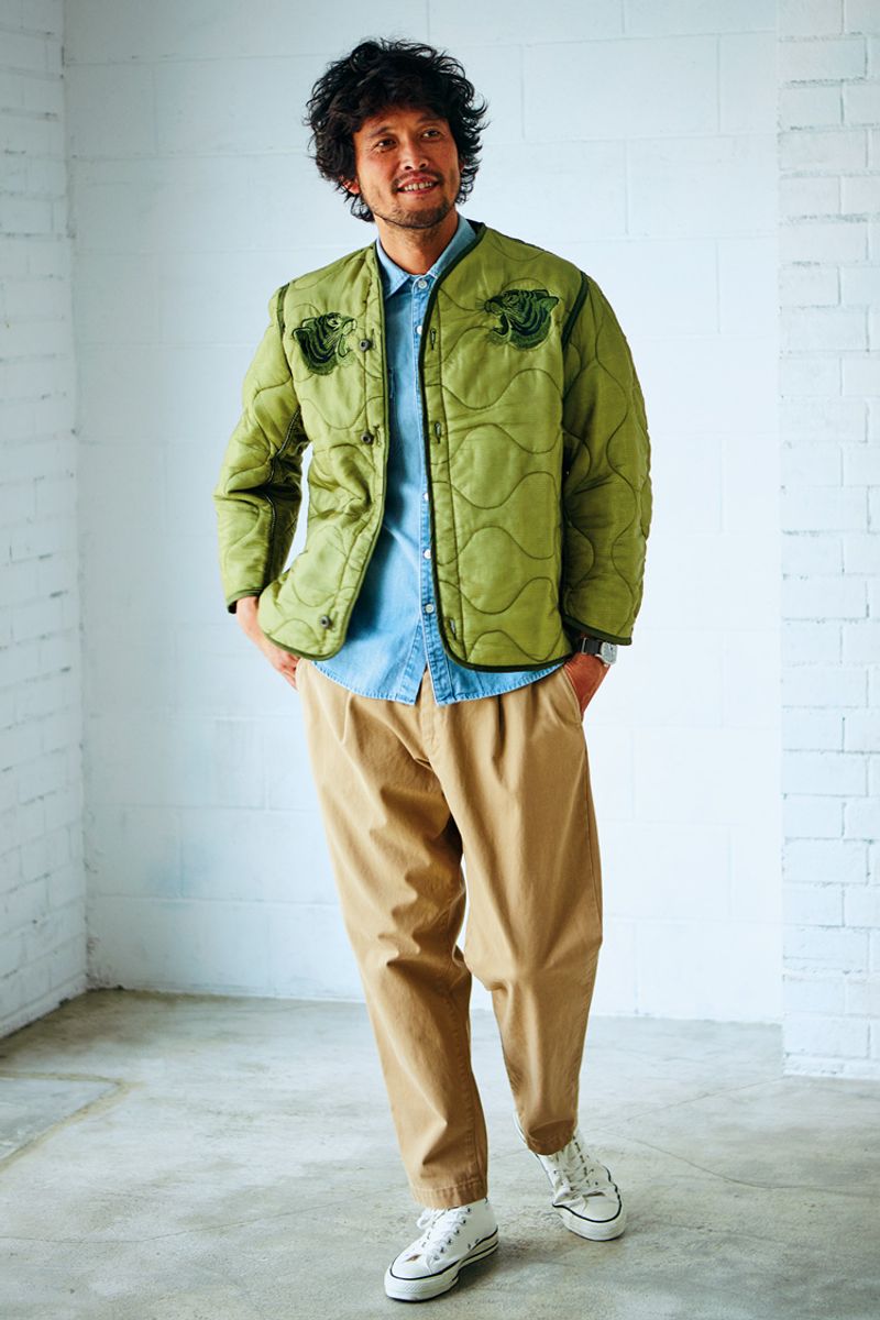 チノパンで、アースカラーにまとめて大人っぽく 