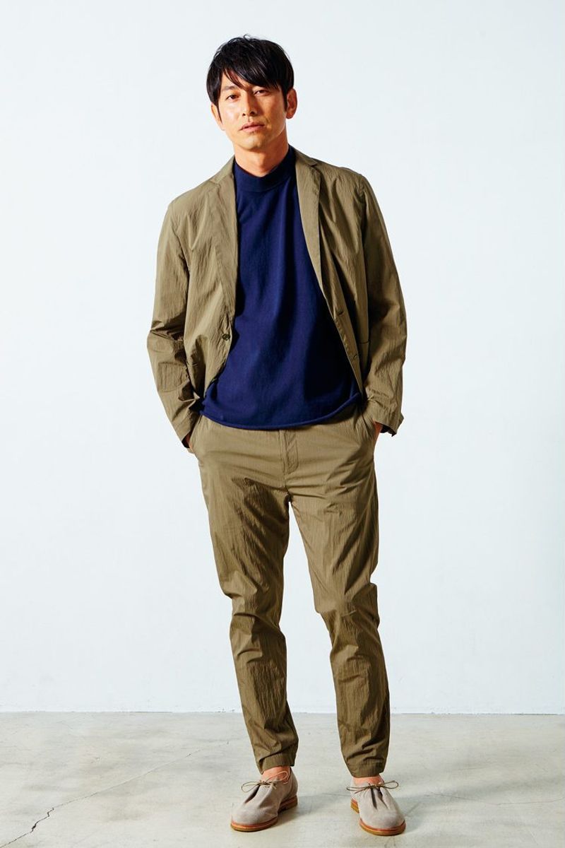 上品なネイビーカラーが与える、モダンな印象 