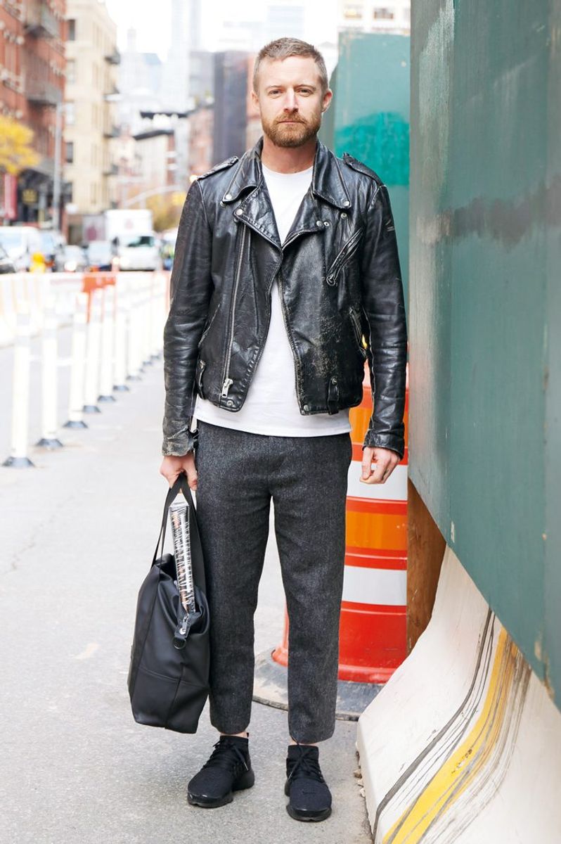 着たおしたライダーズジャケットを羽織るだけ、でこの ”こなれ感” アレン