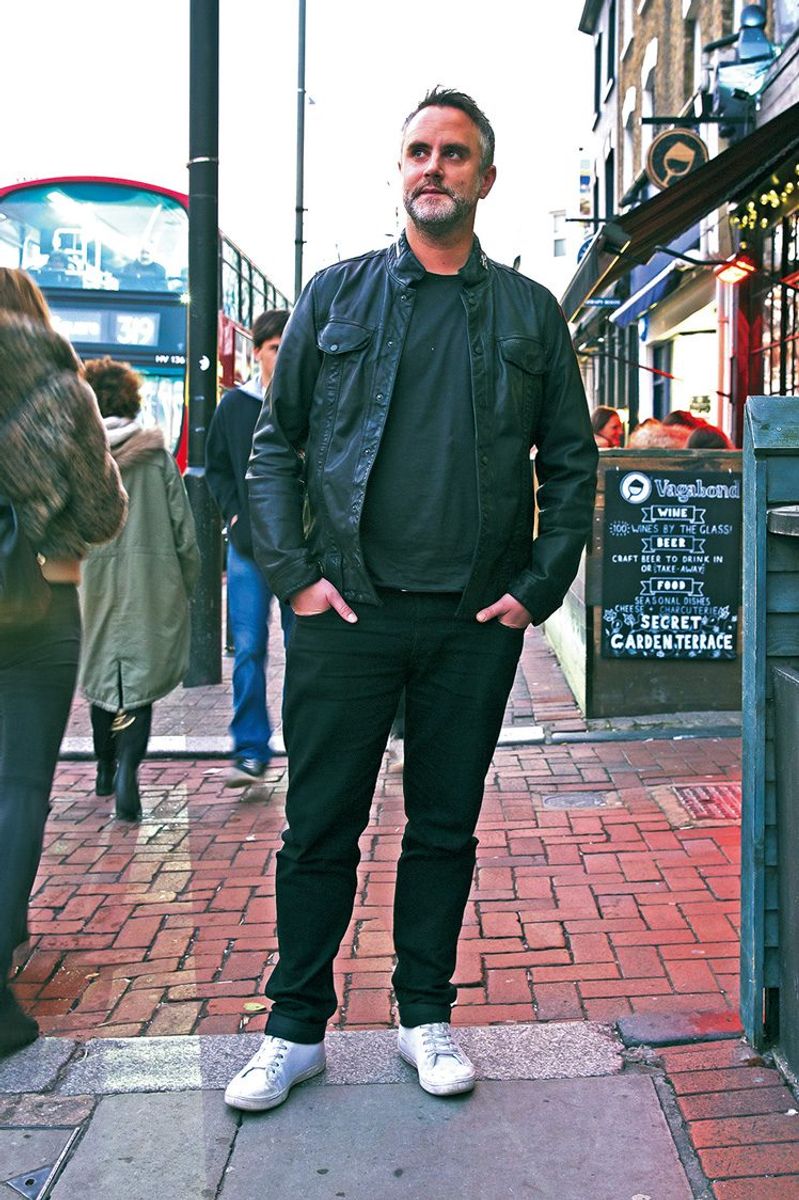 ブラックでまとめた、レザージャケットのシンプルスタイル ジェイムス