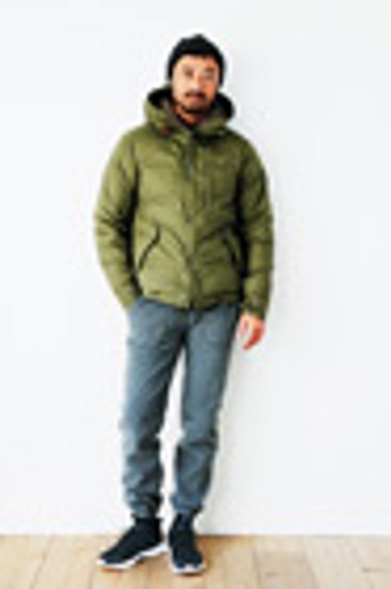 スポーティなスタイルをモダンに変換するテックな表情 