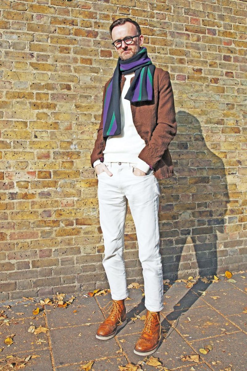 マルチカラーのマフラーをアクセントに エイドリアン