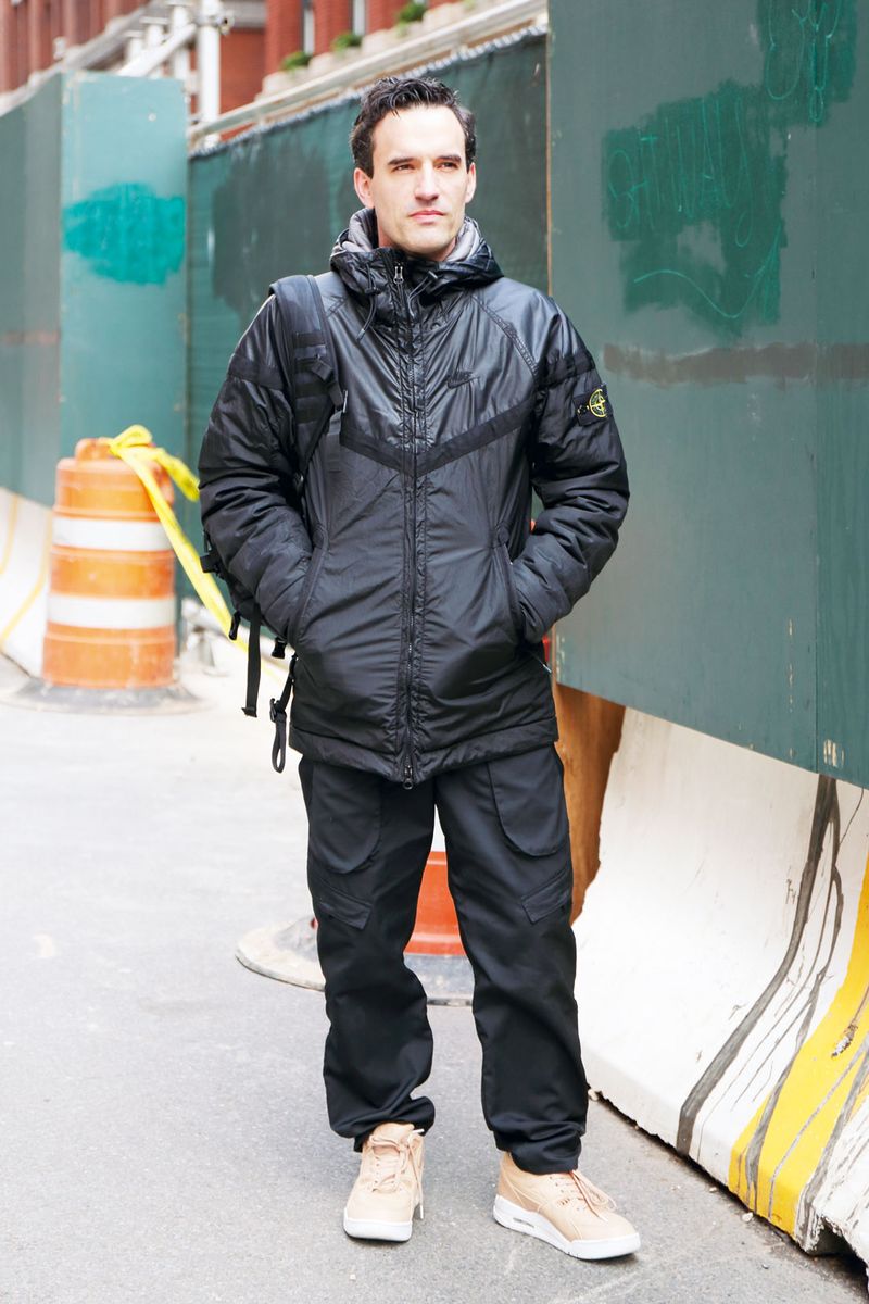 ブラックコーデの軸は、耐風性抜群のブルゾン マーティン